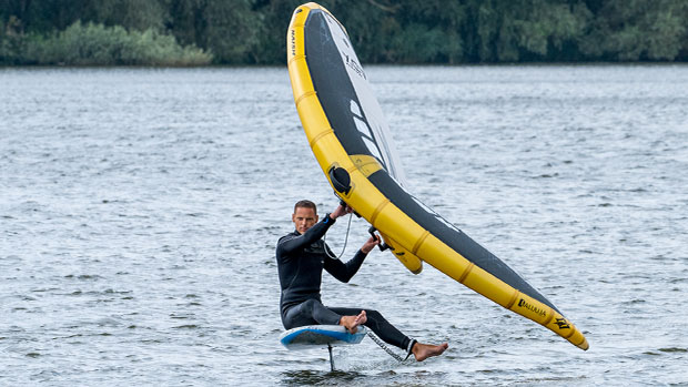 Xander aan het wingfoilen op het Valkenburgse Meer